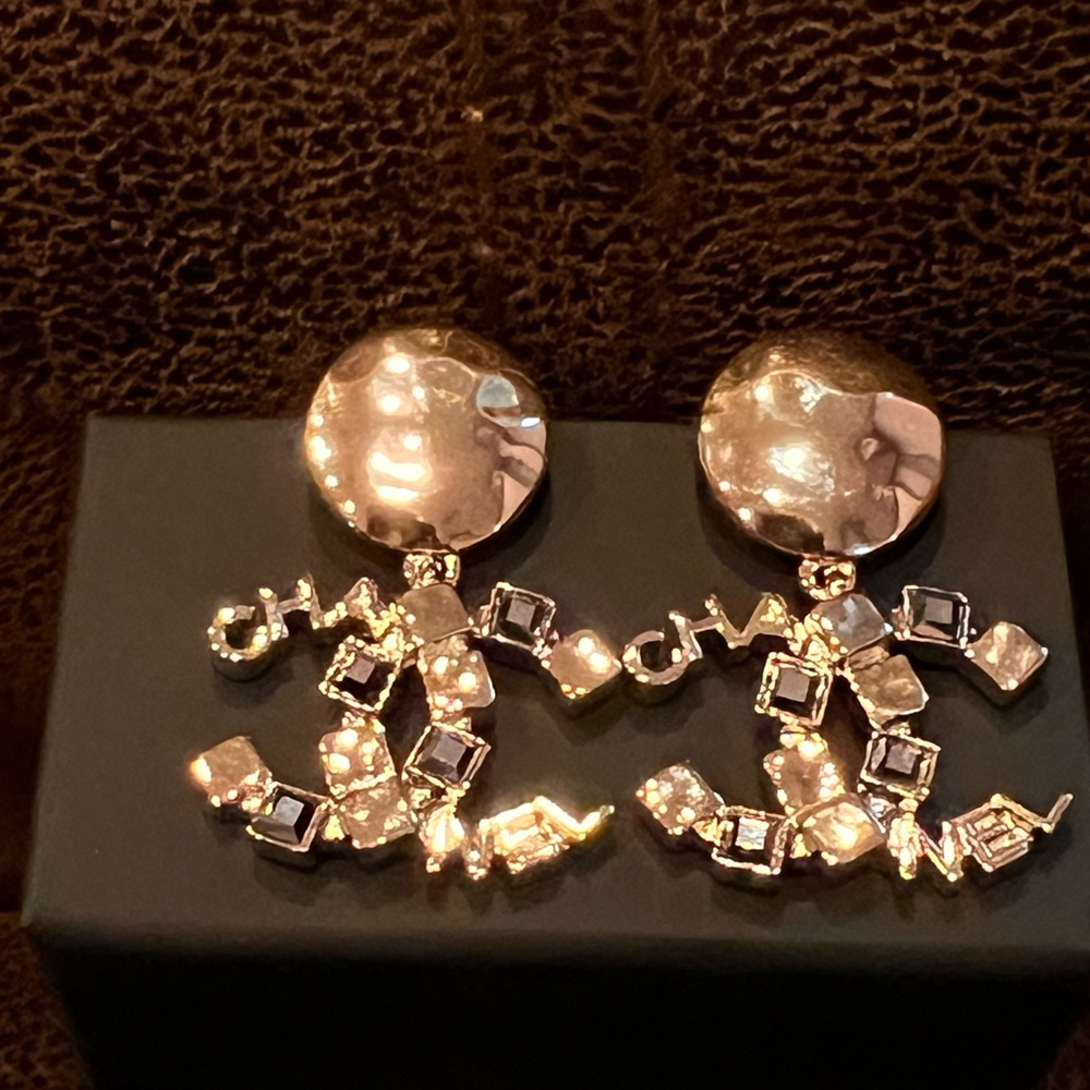 CHANEL GOLD DROPPING NEW EARRINGS NEWEST 2023-2024 CRUISE COLLECTION